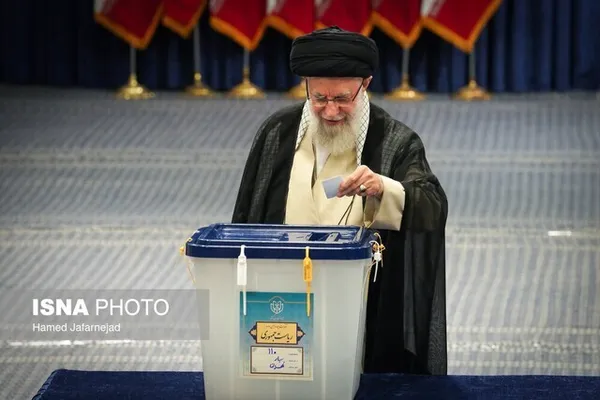 حضرت آیت&zwnj;الله خامنه&zwnj;ای در اولین دقایق آغاز رأی&zwnj;گیری چهاردهمین دوره&zwnj;ی انتخابات ریاست جمهوری،  با حضور در محل صندوق سیار ۱۱۰ در حسینیه&zwnj;ی امام خمینی (رحمه&zwnj;الله)، رأی خود را به صندوق انداختند.