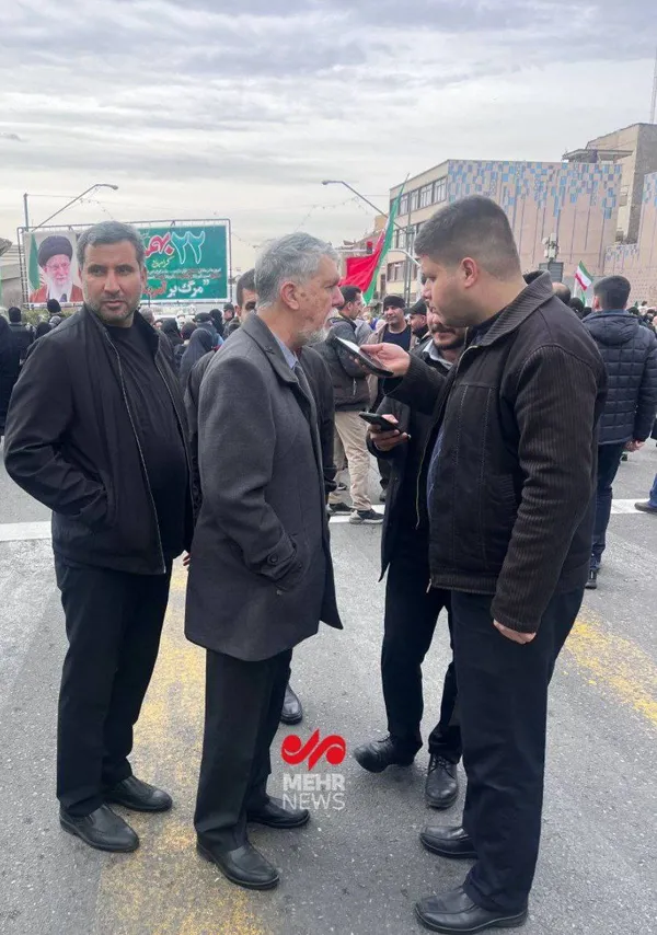 وزیر فرهنگ و ارشاد اسلامی: مسئولان صدای مردم را بشنوند

وزیر فرهنگ و ارشاد اسلامی با حضور در راهپیمایی ۲۲ بهمن : مهم&zwnj;ترین چیزی که ما مسئولین باید به آن توجه کنیم این است که صدای مردم را بشنویم. 