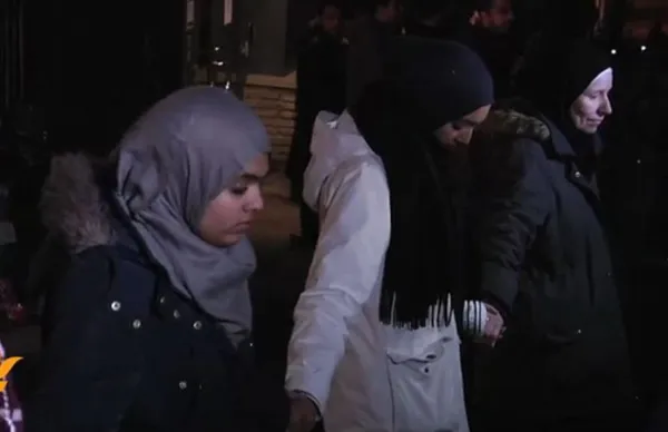 بیش از هزار مسلمان ساکن اسلو، پایتخت نروژ، با تشکیل &laquo;حلقه صلح&raquo; در اطراف کنیسه یهودیان این شهر، همبستگی خود را با پیروان این دین نشان دادند. این اقدام به دنبال یک&zwnj;رشته از حملات علیه یهودیان در کشورهای اروپایی طی هفته&zwnj;های گذشته، برنامه&zwnj;ریزی و اجرا شد. هاجره ارشاد، یکی از برگزارکنندگان این مراسم گفت که مسلمانان اسلو می&zwnj;خواستند با تشکیل این حلقه صلح نشان دهند که &laquo;اسلام دین صلح و وحدت است&raquo;.
