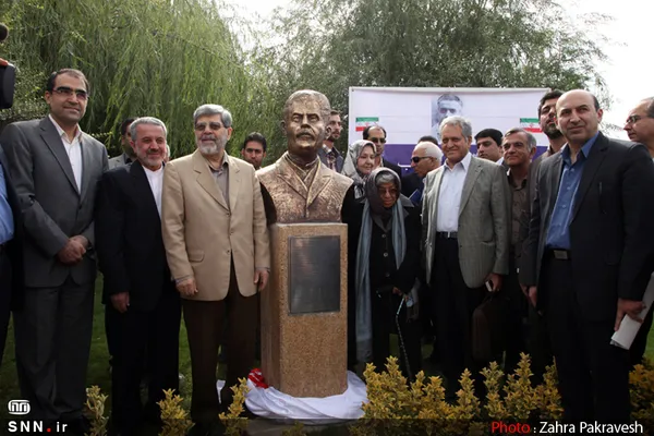 رونمایی از تندیس دکتر محمد قریب