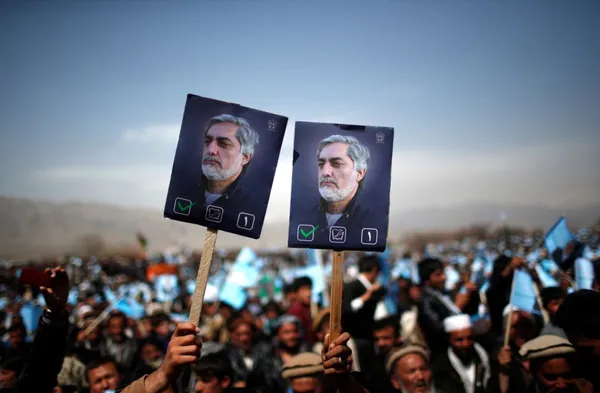 روز یکشنبه&zwnj; ۲۴ فروردین، کمیسیون مستقل انتخابات افغانستان اعلام کرد &zwnj;بر پایه نتایج اولیه انتخابات ریاست&zwnj;جمهوری این کشور، عبدالله عبدالله پیشتاز این رقابت است و اشرف غنی در رده دوم قرار دارد. به گزارش این کمیسیون، آقای عبدالله، وزیر امور خارجه پیشین، تاکنون ۴۱.&zwnj;&zwnj;۹ درصد و اشرف غنی نیز ۳۷.&zwnj;&zwnj;۶ درصد آرا&zwnj; را &zwnj;به دست آورده&zwnj;اند. /Reuters