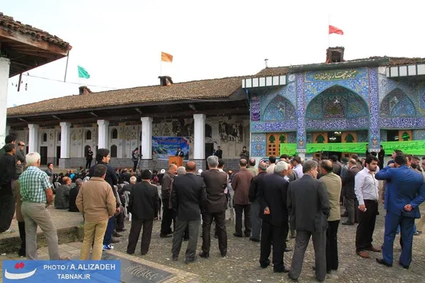 حضور پر شور مردم در مسجد چهار پادشاهان لاهیجان در جلسه سخنرانی دکتر محسن رضایی با موضوع ما و اقتصاد مقاومتی