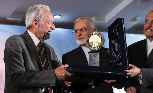 سازمان علمی، فرهنگی و تربیتی ملل متحد (یونسکو) شامگاه جمعه در آیین ویژه ای از خدمات علمی و اجتماعی پرفسور علی اصغر خدا دوست دانشمند و چشم پزشک شیرازی تجلیل کرد. او از سوی شخصیت های برجسته در چشم پزشکی آمریکا به عنوان بهترین جراح پیوند قرنیه در دنیا معرفی شده است./IRNA

