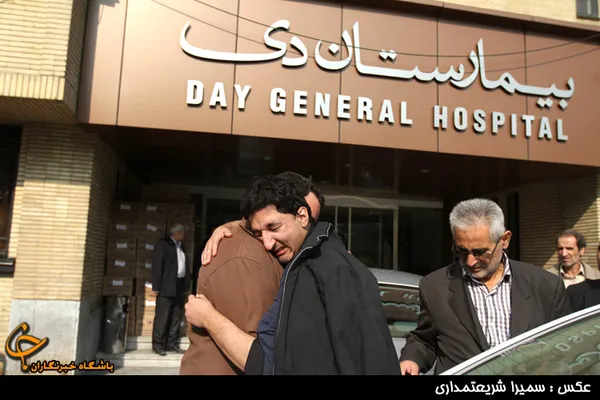 دوستداران و بستگان مرحوم عسگر اولادی مقابل بیمارستان دی پس از شنیدن خبر درگذشت وی