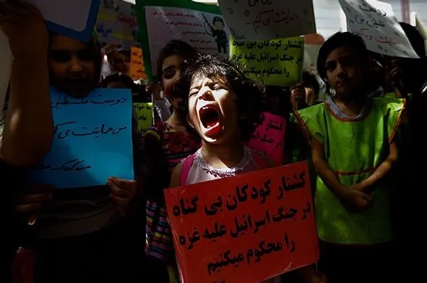 جمعی از کودکان در حمایت از کودکان غزه و اعتراض به جنایات رژیم صهیونیستی روز دوشنبه مقابل دفتر یونیسف در تهران تجمع کردند./MEHR
