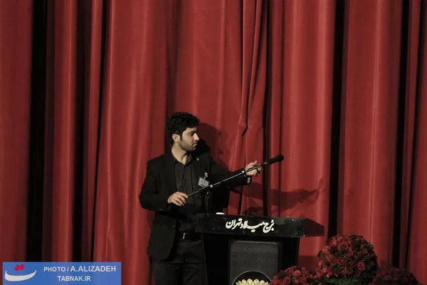 نقص فنی موتور پرده صحنه موجب واژگونی میکروفن شد
