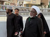 شیخ ابراهیم زکزاکی در بین عزاداران رهبر شهید