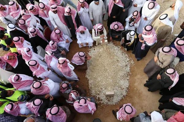 عزاداران در اطراف قبر عبدالله، پادشاه سابق عربستان سعودی در گورستان آل عود در ریاض. / AFP - Getty Images
