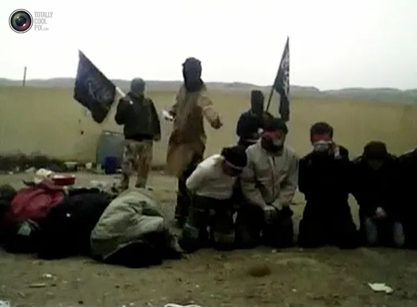 پخش ویدئوهایی از جنایات مخالفان دولت اسد در کشتار نیروهای اترتش این کشور در این هفته انزجار جهانی را به همراه داشته است.
HANDOUT/REUTERS
