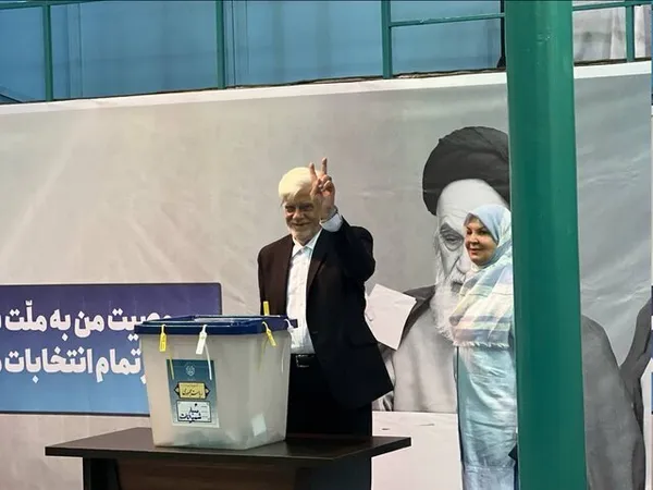 محمدرضا عارف رئیس بنیان امید ایرانیان به همراه همسرش