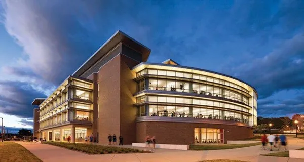 "دانشگاه ماساچوست در امهرست"(University of Massachusetts in Amherst)

این دانشگاه که در شهر "امهرست" در ایالت "ماساچوست" واقع شده است، به عنوان یکی از دانشگاه&zwnj;های سرآمد در عرصه تحقیقات علمی به حساب می&zwnj;آید. این دانشگاه همچنین در تلاش است که دانشجویان خود را تشویق کند که به مسئله سلامتی خود اهمیت دهند و فعالیت&zwnj;های ورزشی را در برنامه روزانه خود بگنجانند.

در نیم سال اول تحصیلی و در پاییز دانشجویان می&zwnj;توانند در رشته&zwnj;های ورزشی مختلفی از قبیل "والیبال ساحلی، تنیس روی میز، دوچرخه سواری، والیبال و فوتبال شرکت کنند.

دانشجویان در بهار می&zwnj;توانند از انجام ورزش&zwnj;هایی چون تنیس، اسکواش و فریزبی لذت ببرند.

آمادگی جسمانی و تمرین&zwnj;های تناسب اندام نیز همیشه در دسترس دانشجویان است.

شنا نیز از جمله تفریحاتی است که در دسترس همیشگی دانشجویان قرار دارد.
