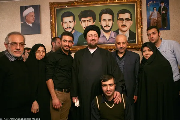سیّد حسن خمینی در منزل شهیدان سپهری حضور یافت و با خانواده آنها از نزدیک دیدار نمود
