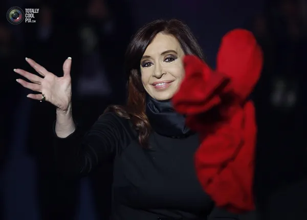 کريستينا فرناندز کرشنر، رئیس جمهور آرژانتین در جریان یکی از راهپیمایی، در حال گرفتن تی&zwnj;شرتی که یکی از هوادارانش به سوی او پرتاب کرده است.
MARCOS BRINDICCI/REUTERS
