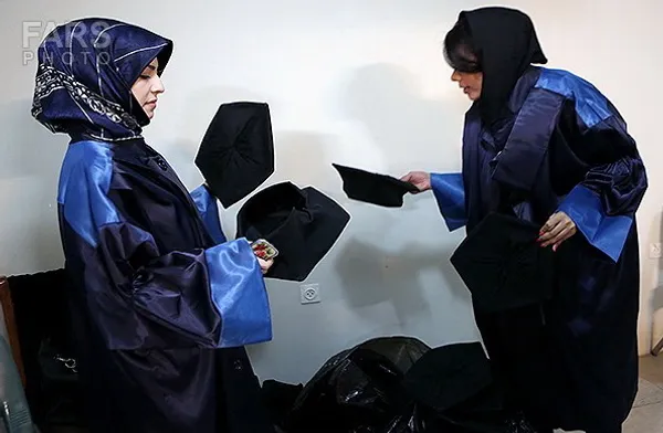 آماده شدن دانشجویان و پوشیدن لباس فارغ التحصیلی برای جشن دانش آموختگی