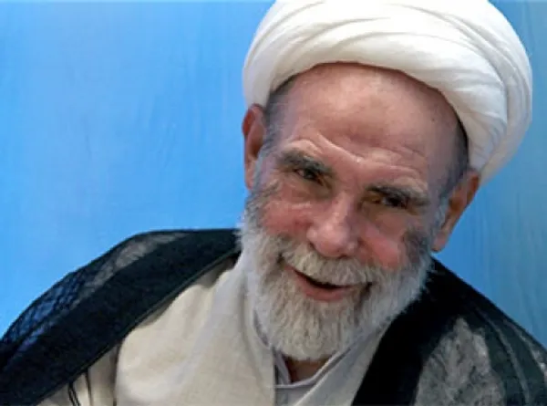 
بامداد 13 دی ماه 1391 بود که خبر غم انگیز در گذشت آیت الله آقا مجتبی تهرانی از مراجع عظام تقلید و از معلمان بزرگ اخلاق که سال ها در مسجد امام بازار تهران به تربیت شاگردان بیشماری پرداخت. مجالس آقا مجتبی تهرانی از معروف ترین و محبوب ترین مجالس در س اخلاق در تهران بود که علاوه بر طلاب دانشجویان و بازاریان بسیاری هم از آن بهره می بردند. مقام معظم رهبری در پی در گذشت این عالم ربانی پیامی صادر نمودند و در بیت ان حضرت حضور یافتند.
