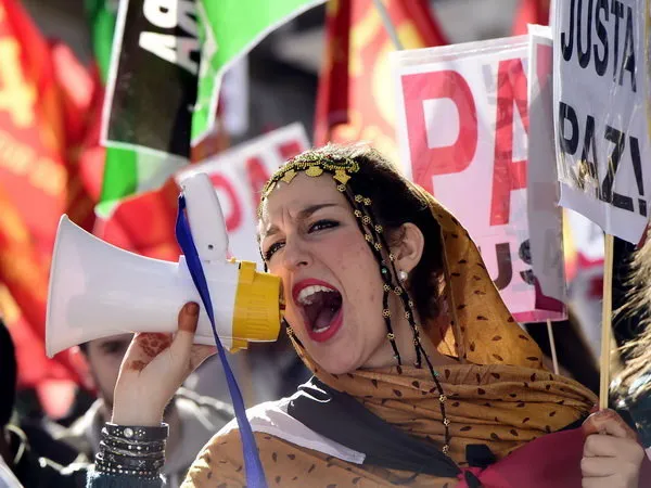 یک زن تظاهرکننده در مادرید در حمایت از استقلال صحرای غربی در حال سر دادن شعار است. (Getty)

