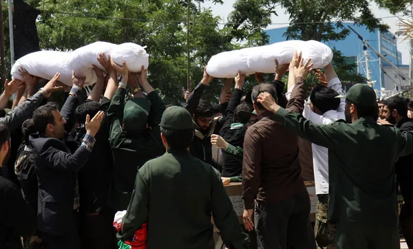 پیکر سه شهید گمنام دوران دفاع مقدس، همزمان با سالروز شهادت امام موسی کاظم(ع) روز (یکشنبه) در بندرانزلی تشییع و در مجاورت یادمان شهدای انزلی در بوستان ساحلی به خاک سپرده شد./IRNA
