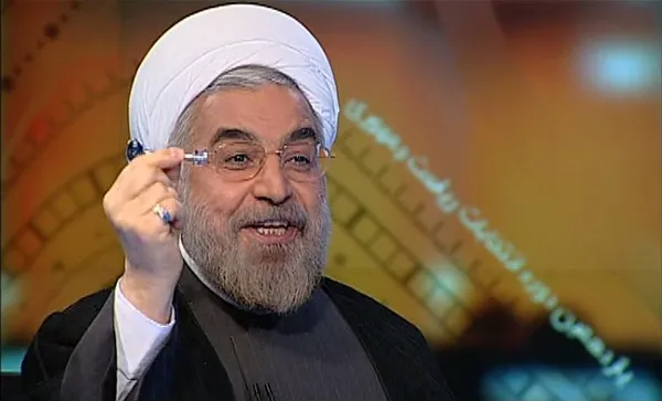 دوشنبه 6 خرداد نخستین برنامه تلویزیونی دکتر حسن روحانی در غالب گفت&zwnj;وگوی ویژه خبری شبکه دو پخش شد که جاشیه&zwnj;های فراوانی داشت، از واکنش ایشان به تحریف وقایع مذاکرات هسته&zwnj;ای تا رو کردن "کلید" به عنوان نماد انتخاباتی ایشان