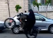ویدیوی تک چرخ زدن دختر چادری