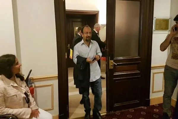  اصغر فرهادی و دیگر سینماگران حاضر در جشنواره فیلم کن فرانسه رای&zwnj; خود را به صندق انداختند.