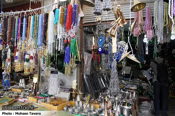 از کربلا، نوای یا حسین می&zwnj;&zwnj;آید؛ تصویر یک مغازه در بازار شهر کربلا در آستانه محرم