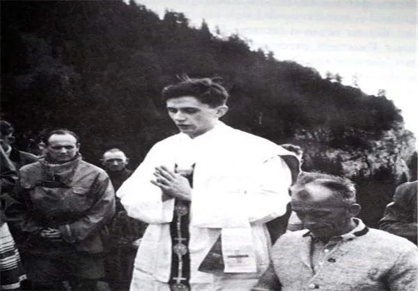 راتزینگر در حال نیایش در سال 1952، وی بعدها در رشته الهیات دکترا گرفت