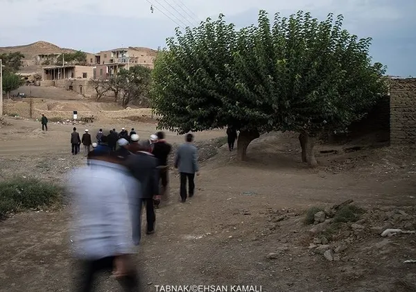 در صبح روز عید و قبل از اذان صبح ،مردم روستا پس از دوش گرفتن و پوشیدن لباس های نو ، برای نماز صبح به مسجد روستا می روند و آخوند مسجد ، در مورد عید قربان و مستحبات و واجبات آن برای مردم روستا توضیح می دهد.