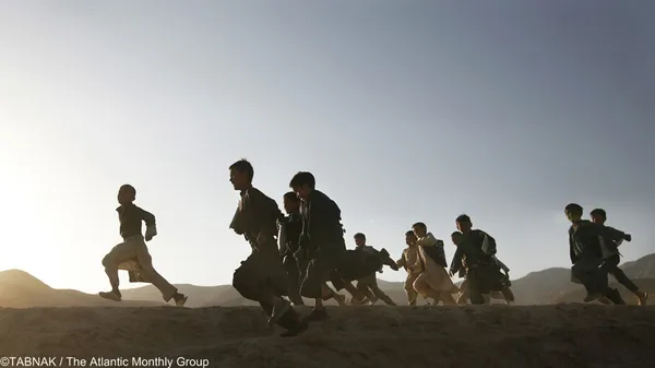 دانش آموزان افغان به دنبال نیروهای مسلح فدرال آلمان که در حال گشت در روستاهای کوهستانی در حومه فیض آباد در ۲۷ سپتامبر ۲۰۰۸ بودند