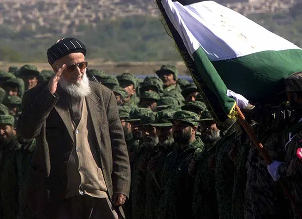 2001، تخار در شمال افعانستان، ربانی با نظامیان پایگاه دشت قلعه در تخار دیدار می کند.