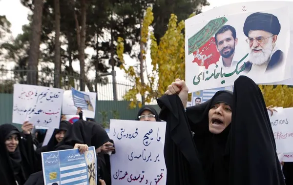 جمعی از دانشجویان دانشگاه های تهران در حمایت از تیم مذاکره کننده هسته ای و با تاکید بر ایستادگی در مقابل زیاده خواهی ها، روز یکشنبه مقابل سازمان انرژی اتمی تجمع کرده اند./IRNA
