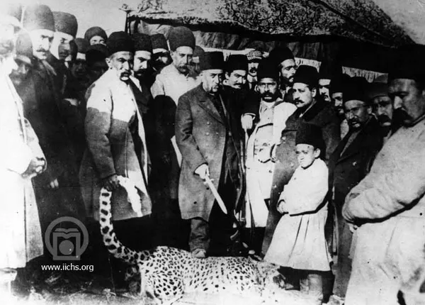 [2475- 1ع]
مظفرالدين ‌شاه در حالي که کاردي بزرگ در دست دارد و پاي راست بر پلنگ نهاده اداي شکارچيان قهار را در مي‌آورد!
