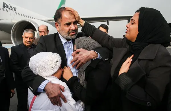 نوراحمد نیکبخت، دیپلمات ایرانی ربوده شده در یمن تیرماه سال ۹۲ توسط گروههای تروریستی ربوده شده بود که پس از رهگیرهای اطلاعاتی محل اختفای وی شناسایی و با اقدامات خاص عملیاتی در یمن، &zwnj; وی آزاد و به ایران بازگردانده شد./ISNA
