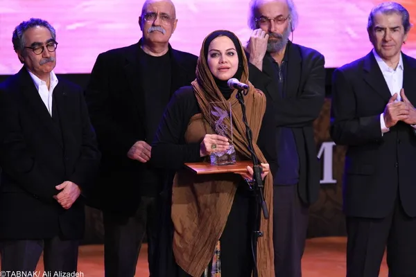 نرگس آبیار کارگردان فیلم سینمایی شیار ۱۴۳