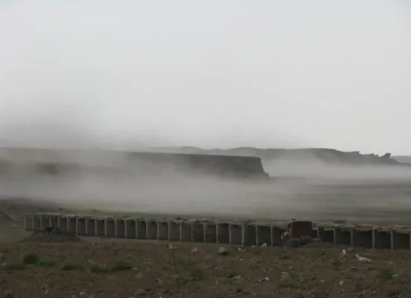 مدیرکل دفتر مدیریت بحران استانداری خوزستان روز چهارشنبه، ۲۹ مرداد، از مرگ پنج نفر و مجروح شدن ۳۵ نفر بر اثر تندباد شدید سه&zwnj;شنبه شب در برخی مناطق شمالی و شرقی این استان خبر داد.هاشم بالدی، این مقام استانداری خوزستان، گفت: &laquo;بر اثر تندباد شدید سه&zwnj;شنبه شب که سرعت آن تا ۹۰ کیلومتر در ساعت گزارش شده پنج تن جان باخته و ۳۵ نفر نیز مصدوم و راهی بیمارستان شدند.&raquo;به گفته آقای بالدی، یک نفر در اندیمشک، یک نفر در باغ&zwnj;ملک و سه نفر در دزفول بر اثر ریزش دیوار، شکستن درختان و سقوط از ارتفاع جان خود را از دست داده&zwnj;اند./IRNA
