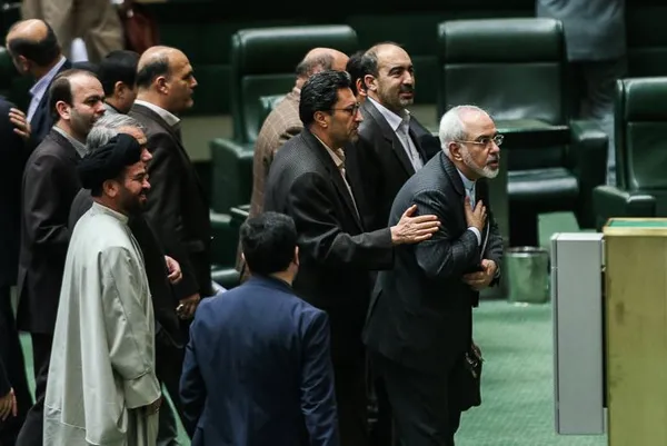 محمد جواد ظریف، وزیر امور خارجه روز سه شنبه در جلسه علنی مجلس شورای اسلامی به سؤالات برخی نمایندگان پاسخ داد./ISNA
