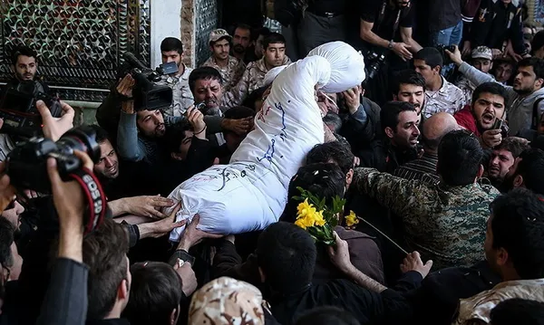 پیکر شهید بهروز صبوری که سه سال پیش به عنوان گمنام ۶۱ در دانشگاه خلیج فارس بوشهر به خاک سپرده شده بود. بعد از گذشت ۳ سال صبح امروز با هویت اصلی خود در زادگاهش تشییع و در امامزاده حسن (ع) به خاک سپرده شد/تسنیم
