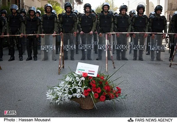 اهدای گل به حافظ منافع مصر در ایران