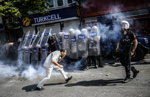 درگیری کردهای ساکن ترکیه با پلیس ضد شورش در استانبول/AFP - GETTY IMAGES

