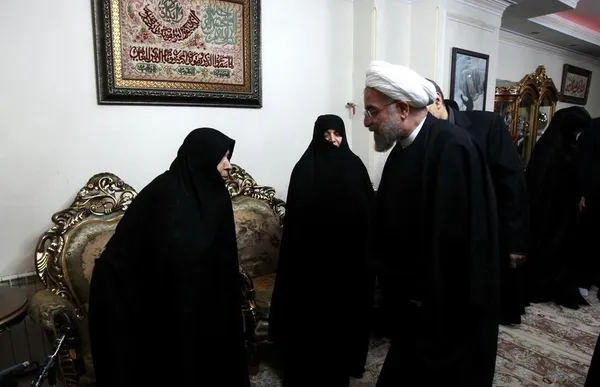 حجت الاسلام والمسلمین دکتر حسن روحانی همزمان با ایام سوگواری حضرت ابا عبدالله الحسین(ع) و در دیدار سرزده و در فضایی صمیمی با خانواده شهیدان علی و حسن تهرانی مقدم گفت وگو کرد./IRNA
