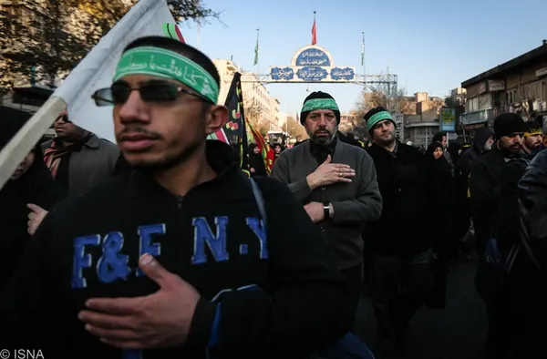 راهپیمایی مردم تهران در بامداد اربعین حسینی