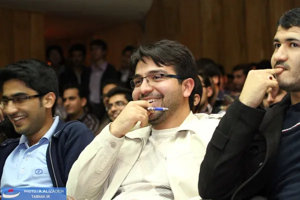 حضور پر شور دانشجویان دانشگاه باهنر کرمان در جلسه پرسش و پاسخ محسن رضایی