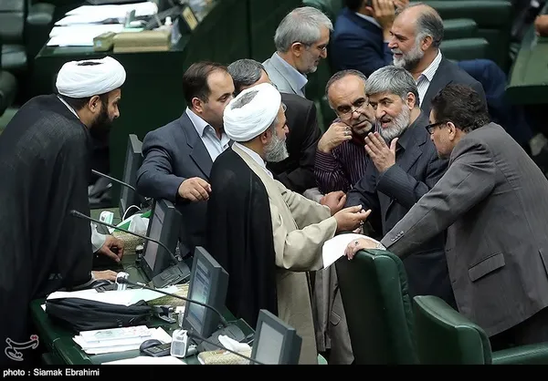 جلسه علنی مجلس شورای اسلامی پس  از تعطیلات تابستانه برگزار شد و علی مطهری مرد خبر ساز روز نخست بود. او روز شنبه با انتشار نامه&zwnj;ای از کشف وسائل شنود و استراق سمع در دفترش خبر داد.
یک&zwnj;شنبه ۲۳ تیر ۱۳۹۲
