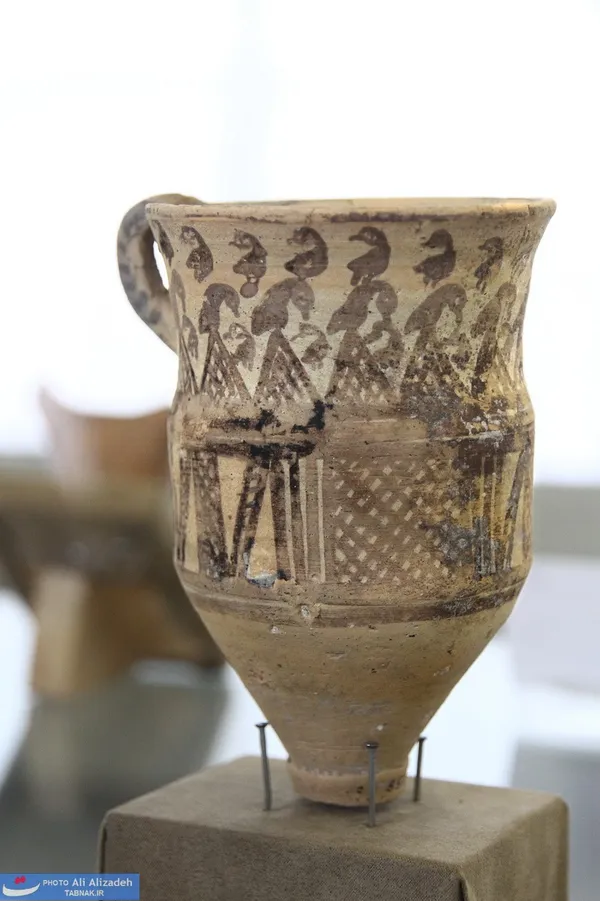 ظرف سفالی دسته دار با کف دکمه ای - گیان - همدان - هزاره دوم پیش از میلاد