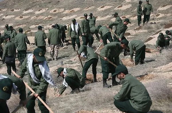 سربازان در حاشیه همایش روز درختکاری در دانشگاه امام حسین(ع)./FARS
