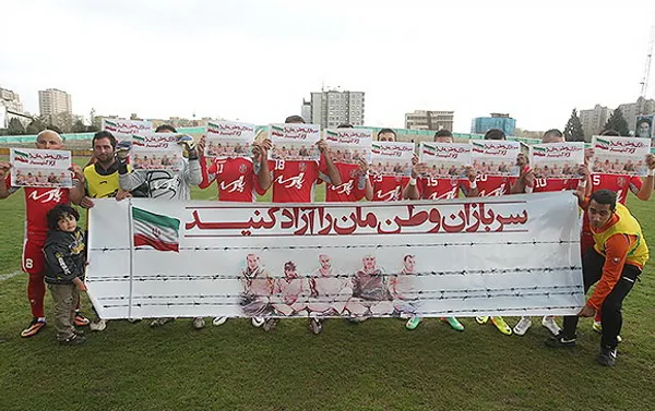 عصر روز دوشنبه، دیدار تیم های فوتبال پارسه و پاس همدان برای حمایت از آزادی مرزبانان ربوده شده در زمین صنایع دفاع برگزار شد. /MEHR
