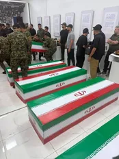 عکس: آماده سازی تابوت ۵ شهید ایرانی حمله به عراق