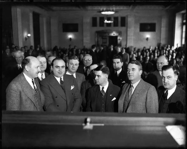 آل کاپن در کنار یاران نزدیکش و دادستان ایالتی در دادگاه فدرال شیکاگو
Chicago Tribune historical photo
