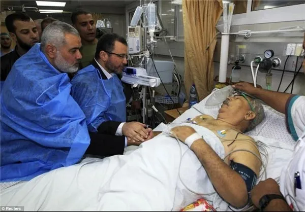 &laquo;هشام قندیل&raquo; نخست&zwnj;وزیر مصر در سفر به غزه به عیادت مجروحان رفت