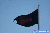 عکس: اهتزاز بزرگ‌ترین پرچم عزای حسینی کشور در تهران