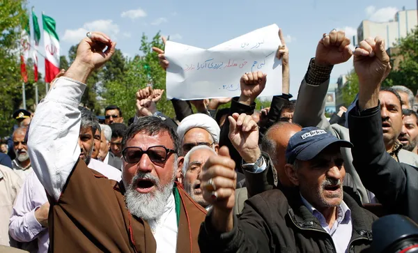 نمازگزاران تهرانی بعد از نماز جمعه امروز تهران در حمایت از دستاوردهای هسته ای دانشمندان کشورراهپیمایی کردند/IRNA

